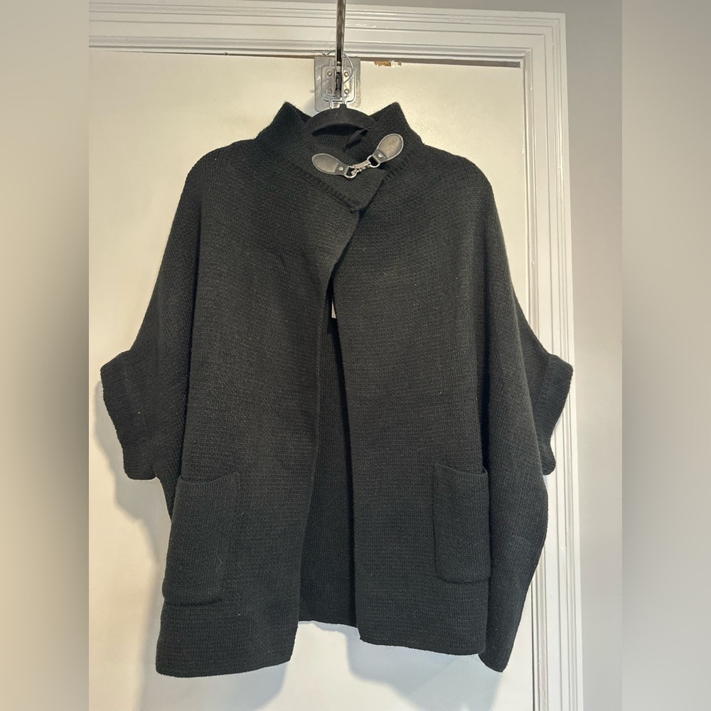 NWT Rachel Zoe SzOS Black Oversized Short Sleeve Riding poncho Cape Metal Buckle